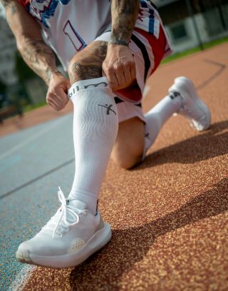 🚚 DOPRAVA ZDARMA i na tuto bílou klasiku. Kompresní podkolenky ti dodají podporu při každém tréninku i zápase. Ať už...