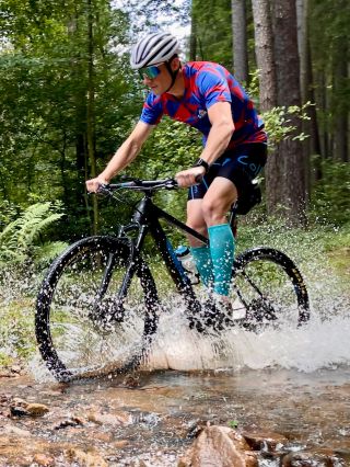 Voda a les jsou v létě na kolo ideální volbou👍 #collm #collm_cz #kompresky #kompresnipodkolenky #kompresninavleky...